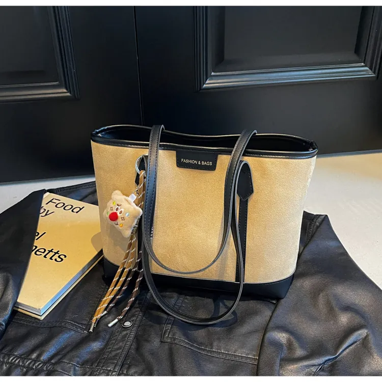 Large Women PU Leather Tote Bag Urban Minimalist Contrast Color Shoulder Bag With Plush Bear Charm Retro Commuter Handbag