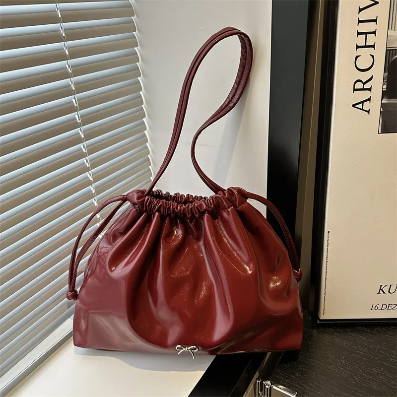 Sac Seau pour Femme de Style Coréen avec Plis en Cuir PU Nœud Métallique Cordon de Serrage Sac à Épaule Grande Capacité