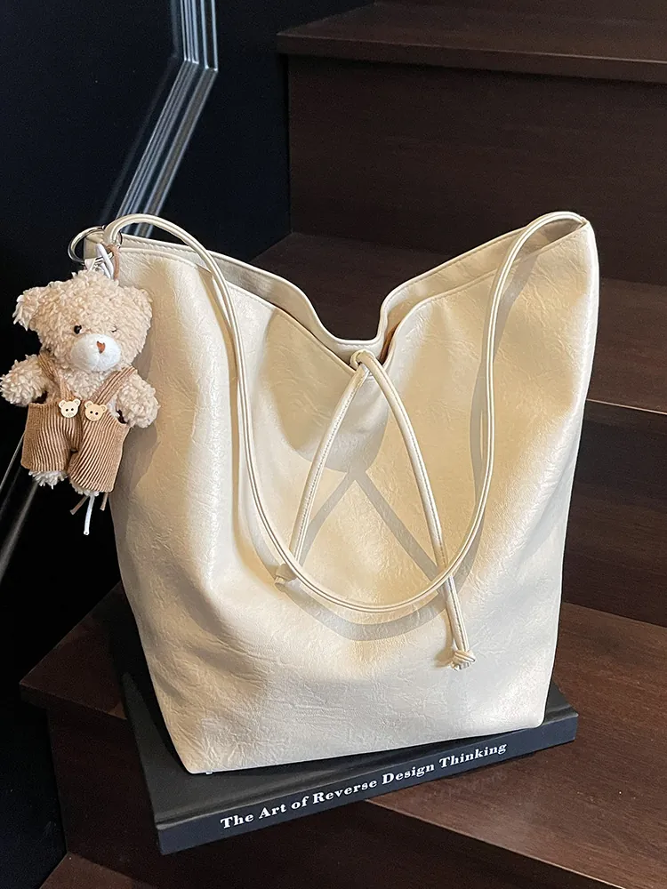 Minimalist Women Soft PU Leather Large Capacity Tote Bag Urban Simple Shoulder Bag With Bear Pendant Commuting Daily Handbag
