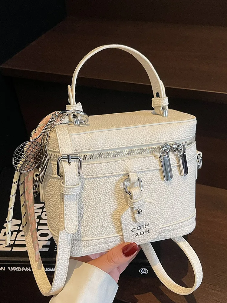 Sac Bandoulière Femme en Cuir PU Forme Boîte Texture Litchi Sac à Main Chic Navette Avec Pendentif Raquette de Tennis