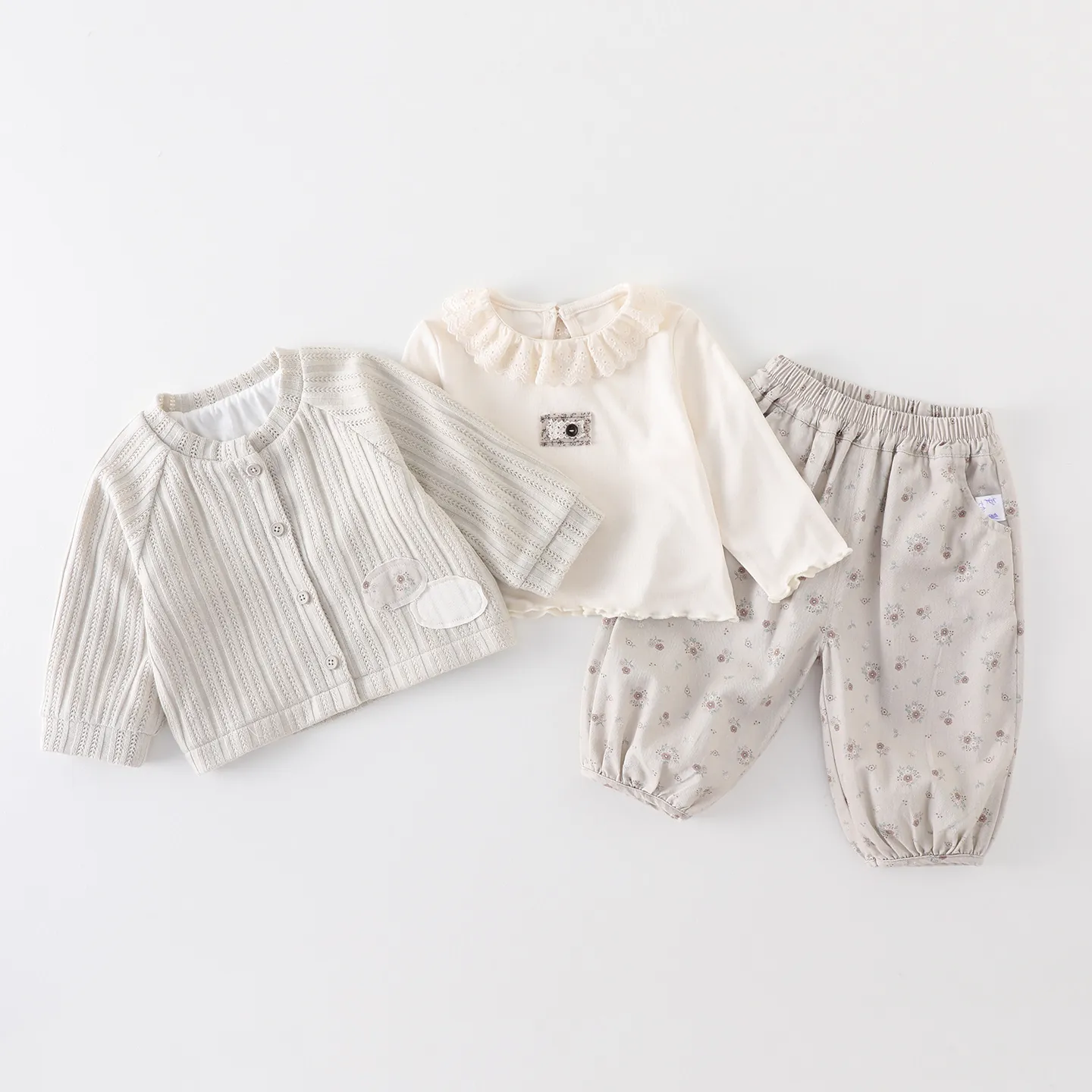 Kleinkind Mädchen 3-Teiliges Bekleidungsset Baumwolle Langarm T-Shirt Strickjacke Blumenhose Süßes Koreanisches Baby Outfit