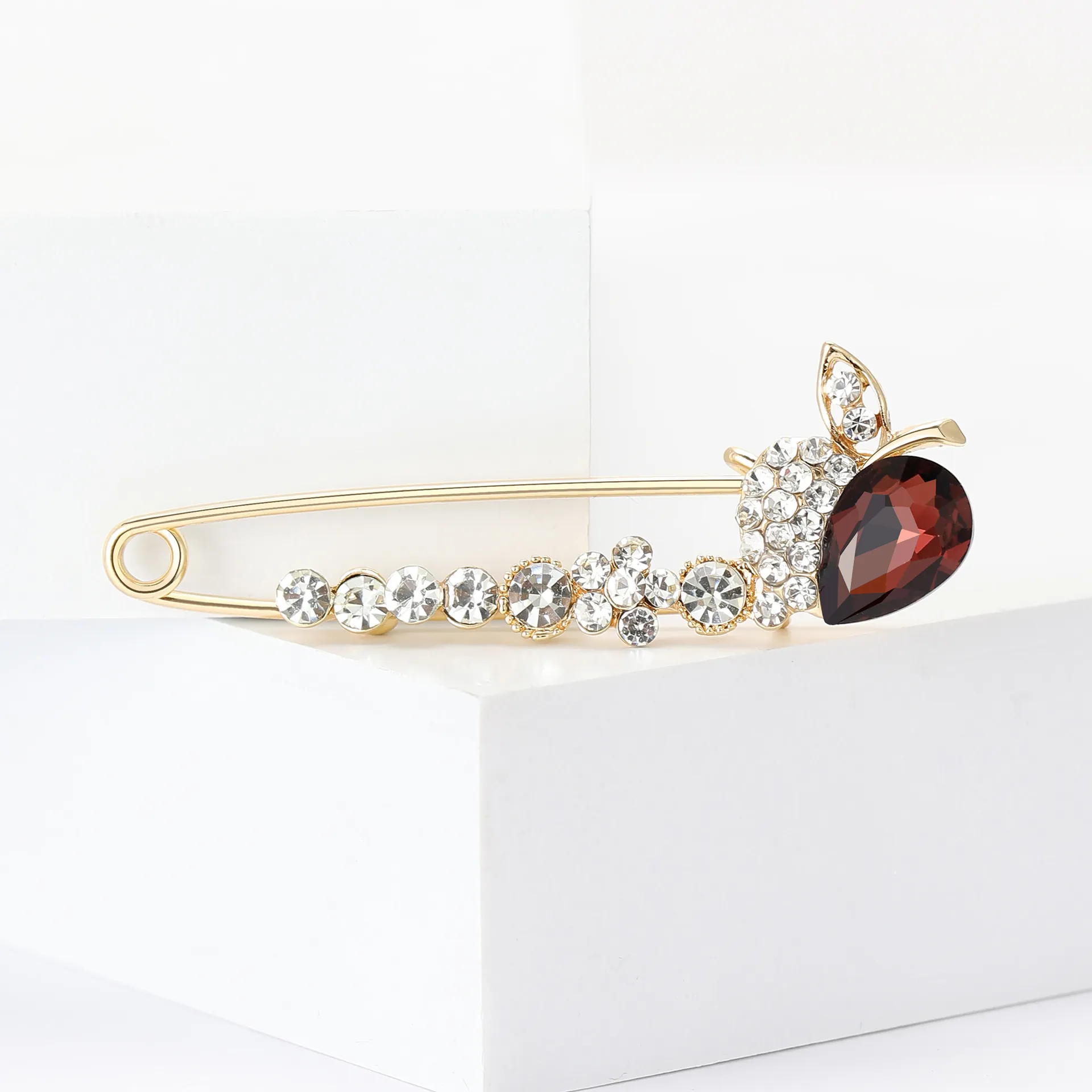 Broche Épingle de Nourrice Élégante en Alliage avec Strass pour Femme Or Rouge Cristal Grande Épingle de Revers Bijoux de Mode