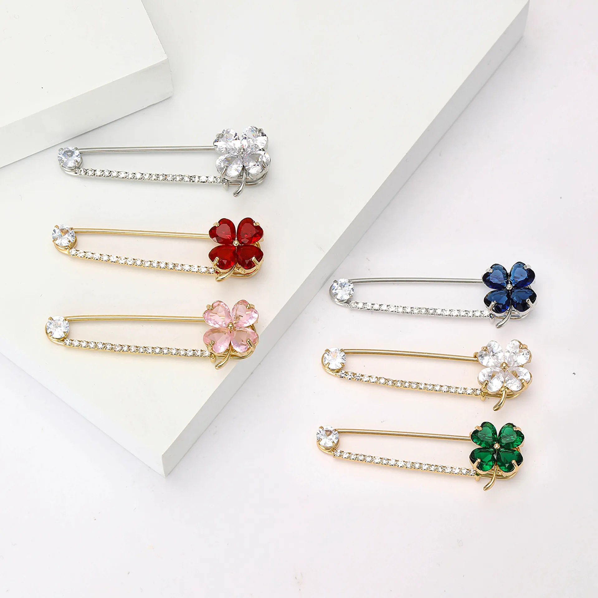 Élégante Broche Épingle de Nourrice en Alliage et Strass Trèfle à Quatre Feuilles pour Femmes Vintage Luxueuse Épingle de Revers de Costume Cardigan Mariage Fête Bijoux