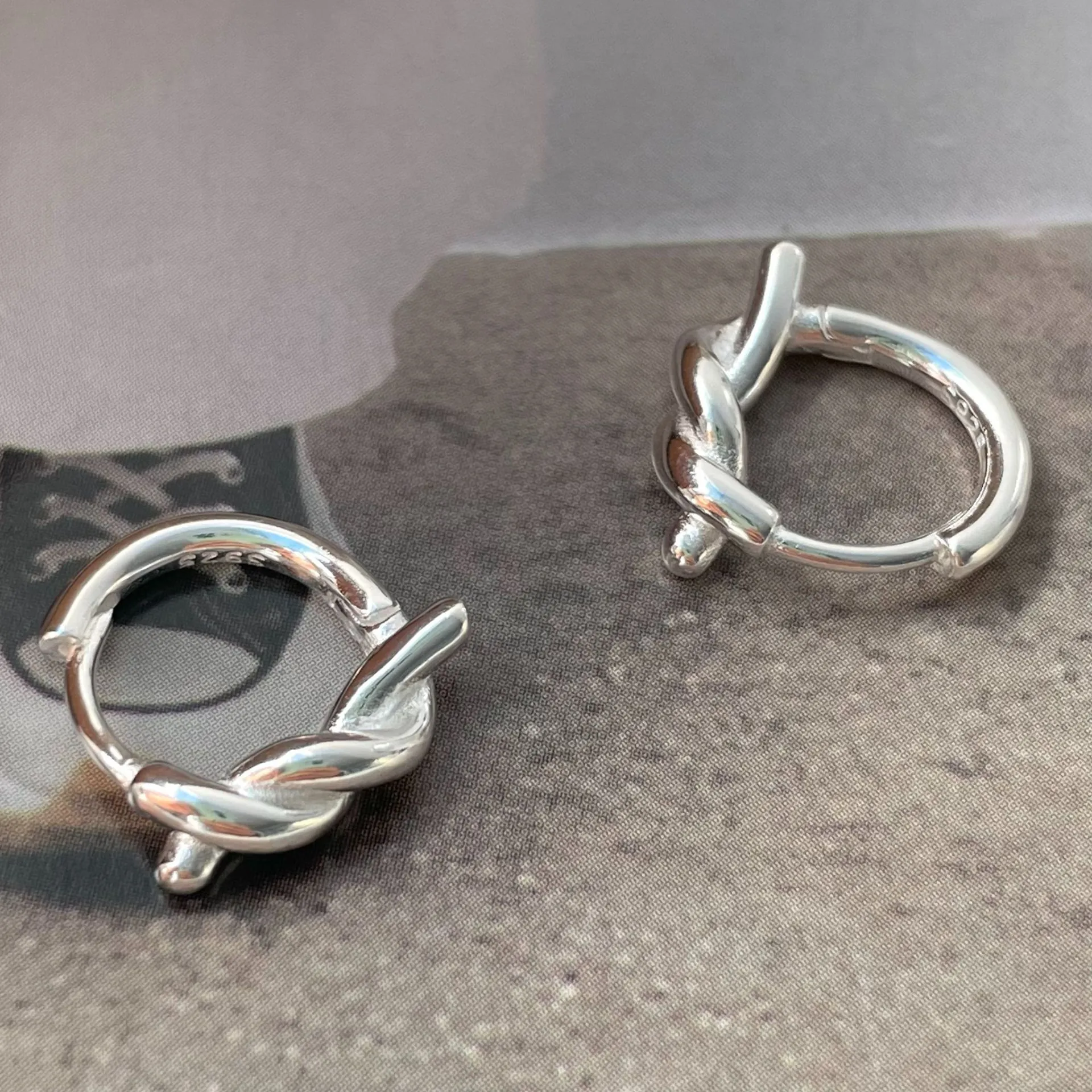 Boucles d'Oreilles Créoles Nœud en Argent Sterling S925 Minimalistes Torsadées Géométriques Or Argent Boucles d'Oreilles Huggie pour Femmes Bijoux Quotidiens