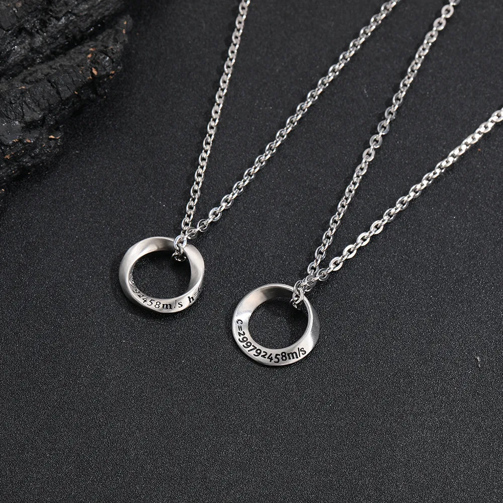 Collier Anneau de Moebius en Acier Titane Gravure de Constante Physique Pendentif Géométrique Style Scientifique Minimaliste pour Homme