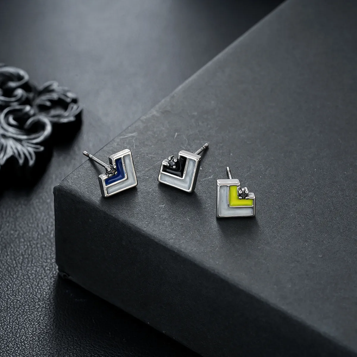 Modern Geometric L-Shape Copper Stud Earrings For Men Women Color Block Enamel Triangle Rhinestone Small Ear Studs Jewelry Gift