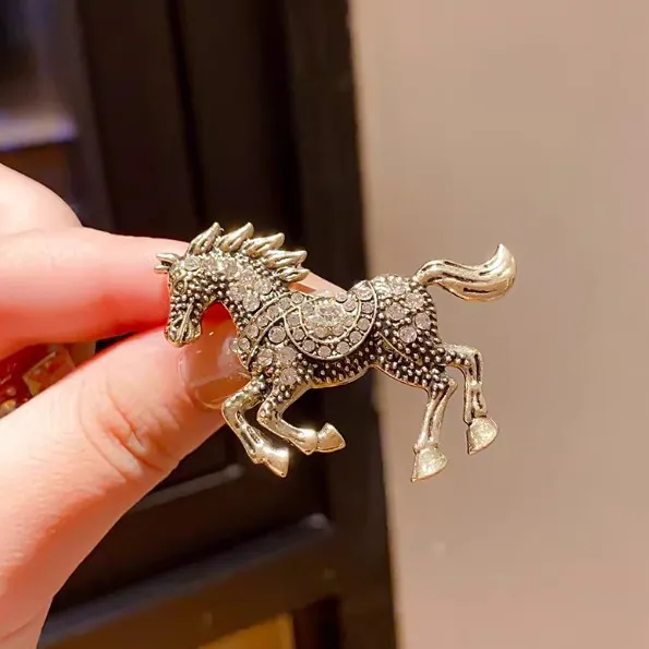 Vintage Galloping Steed Horse Brooch Pin For Women Men Rhinestone Enamel Zinc Alloy Animal Corsage Anti-exposure Jewelry Gift
