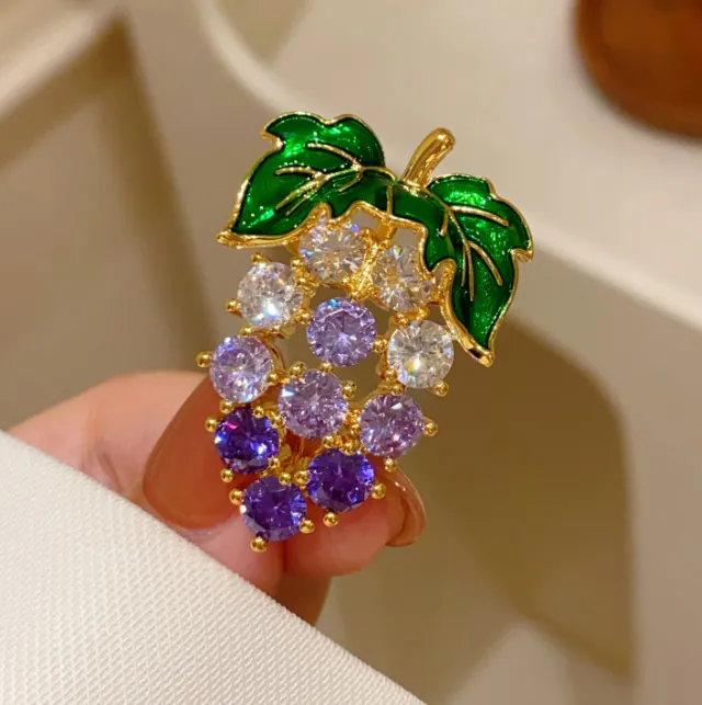 Élégante Broche Raisin en Alliage Strass Violet Broche Fruit pour Femme Bijoux de Costume Pull Base Or Feuille Émaillée Verte Accessoire