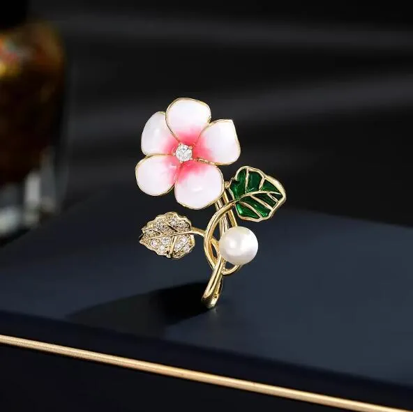 Élégante Broche Fleur en Alliage Émail Plante Feuille Strass Künstliche Perle Corsage Floral pour Femmes Bijoux de Vêtements Anti Exposition