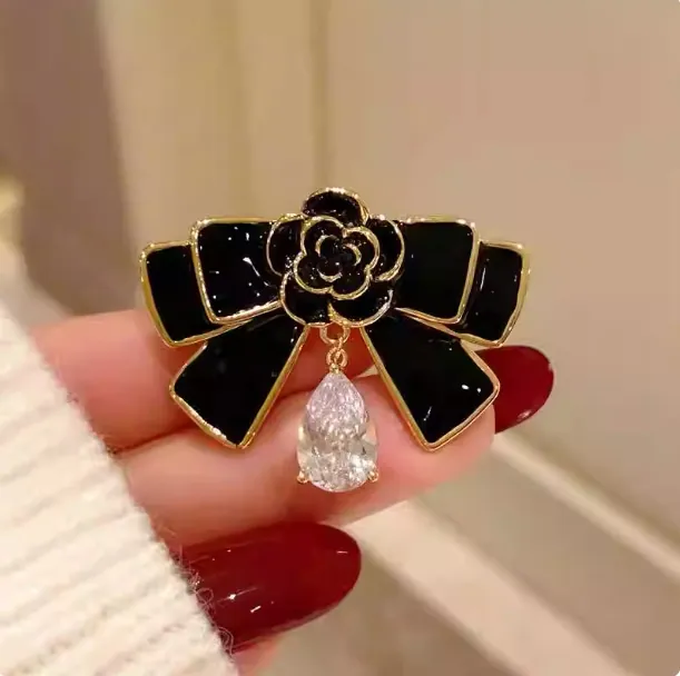 Broche Nœud Camélia en Émail Noir Rétro Français pour Femme Broche en Alliage Plaqué Or avec Pendentif Goutte d'Eau en Strass Bijoux