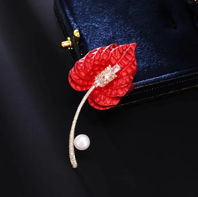 Luxury Red Anthurium Flower Brooch Elegant Alloy Rhinestone Pin With White Artificial Pearl For Wedding Party Women Jewelry Accessories