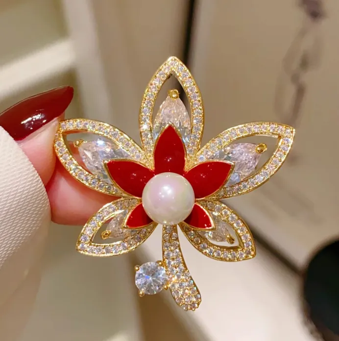 Spilla a Fiore in Lega Vintage Con Finta Perla Artificial Smalto Rosso E Accenti in Zircone Eleganti Gioielli Placcati in Oro Per Donna