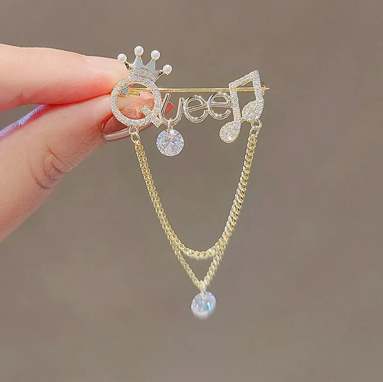 Elegant Gold Alloy Queen Letter Brooch Rhinestone Artificial Pearl Crown Musical Note Tassel Fringe Pin For Women Party Jewelry