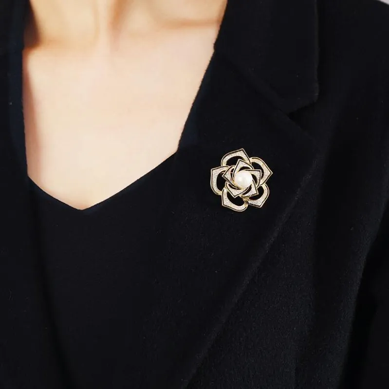 Elegant Camellia Brooch For Women Alloy Rhinestone Inlaid Faux Artificial Pearl Vintage Suit Lapel Pin Banquet Jewelry Accessory