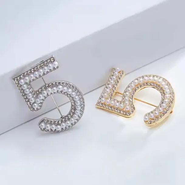 Vintage Luxury Number 5 Brooch For Women Alloy Artificial Pearl Rhinestone Pin Elegant Fashion Clothing Accessories Jewelry Gift
