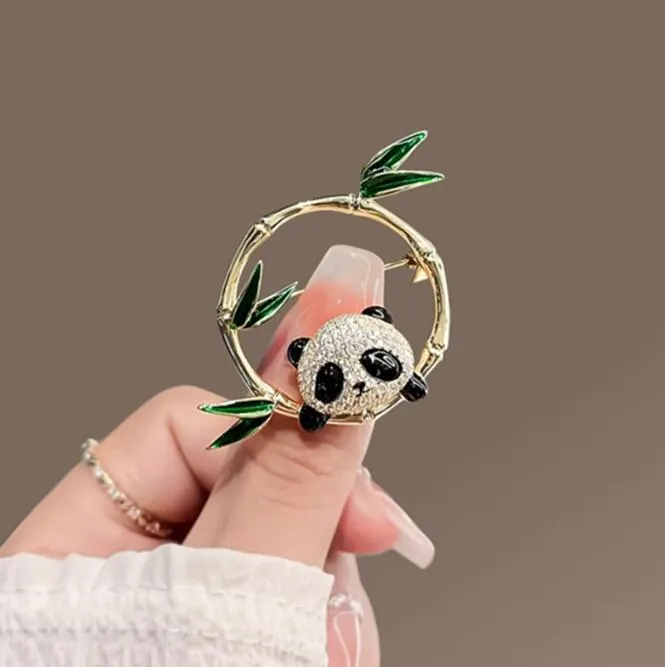Spilla Panda in Stile Cinese Vintage Con Cerchio di Bambù in Lega di Zinco Oro Intarsiata con Spille in Smalto Zirconia da Donna