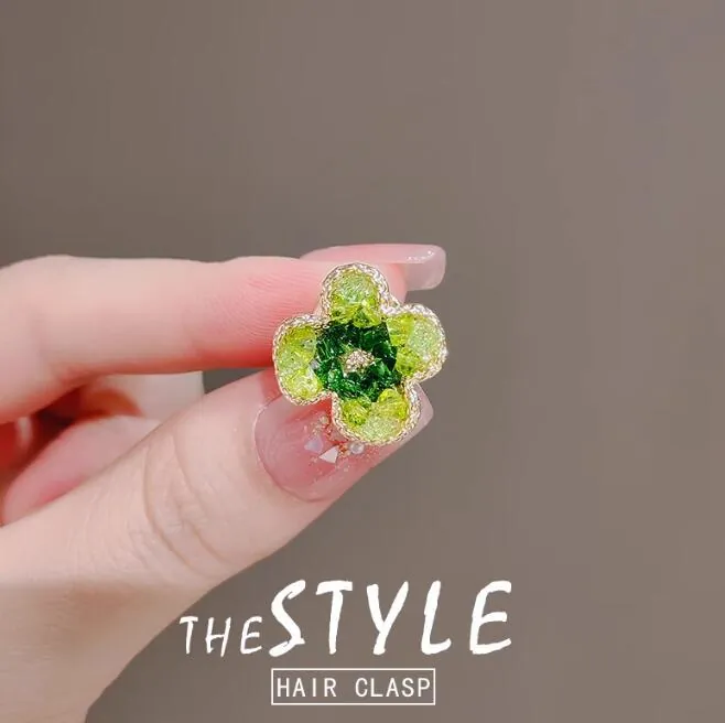 Elegante Legering Strass Bloem Broche Speld Voor Dames Mode Kleine Groene Klaver Bloemen Pak Accessoire Gepersonaliseerde Sieraden Cadeau