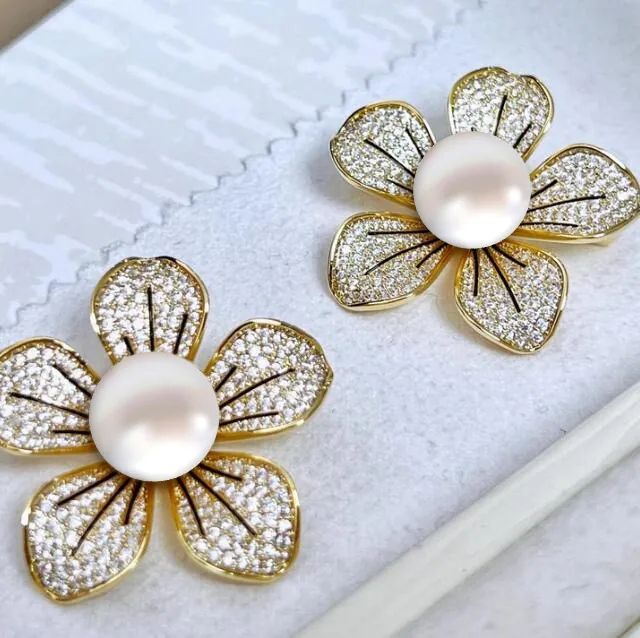 Élégante Broche Fleur à Cinq Pétales pour Femmes en Alliage d'Or avec Strass Incrustés et Künstliche Perle Blanche pour Mariage Fête Bureau Accessoire Costume