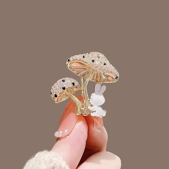 Süße Pilz Hase Brosche Legierung Strass Gold Plattiert Tier Pin Für Damen Anzug Mantel Wald Stil Schmuck Geschenk
