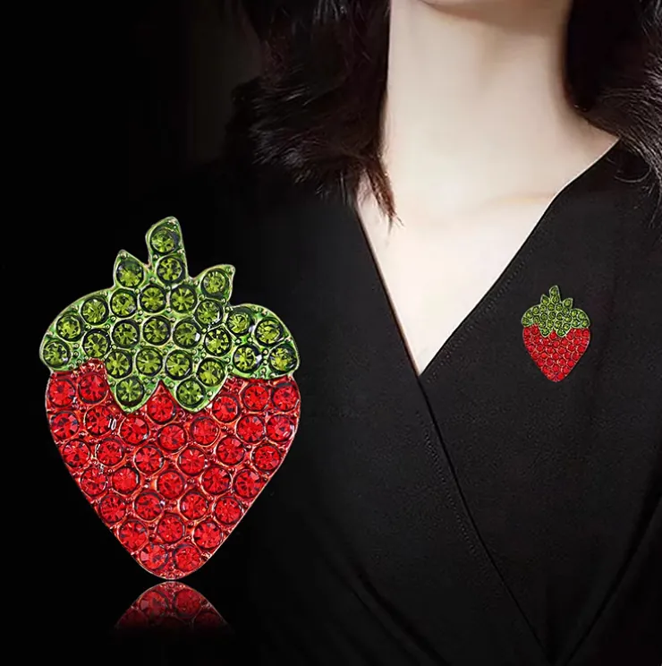 Mignonne Broche Fraise Pour Femmes Hommes Alliage Épingle De Fruit Avec Strass Rouges Et Verts Bijoux Accessoires De Vêtements De Mode