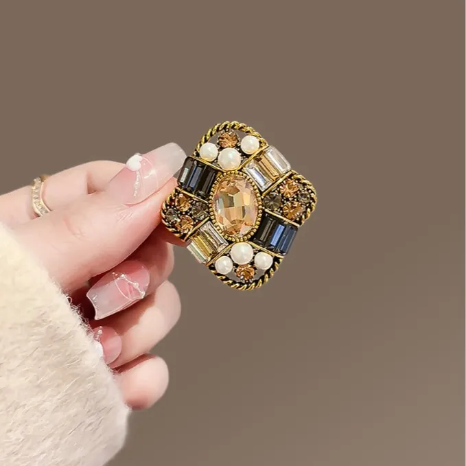 Vintage Baroque Brooch For Women Gold Alloy Amber Crystal White Faux Artificial Pearl Embellishment Luxury Jewelry Gift For Coat Party