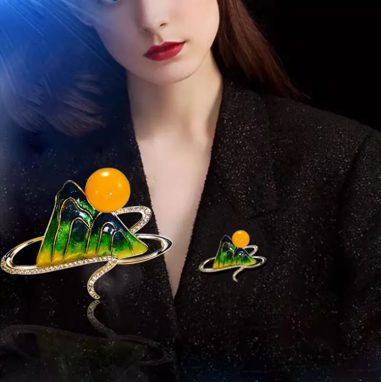 New Chinese Style Mountain Landscape Enamel Brooch Alloy Rhinestone Faux Artificial Pearl Elegant Decorative Jewelry Pin For Women Suit Accessory