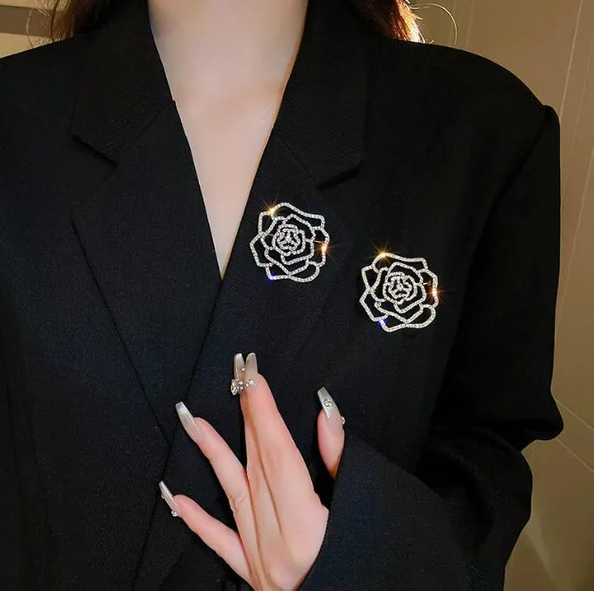 Élégante Broche Fleur Creuse Avec Strass Alliage Or Argent Camélia Rose Épingle De Corsage Pour Femmes Mariage Banquet Bijoux Cadeau