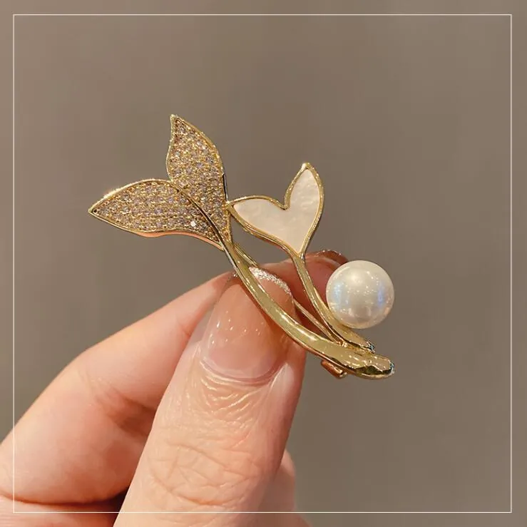 Elegant Gold Alloy Fishtail Artificial Pearl Brooch For Women Exquisite Rhinestone Shell Inlaid Pin For Suits Coats Banquet Jewelry