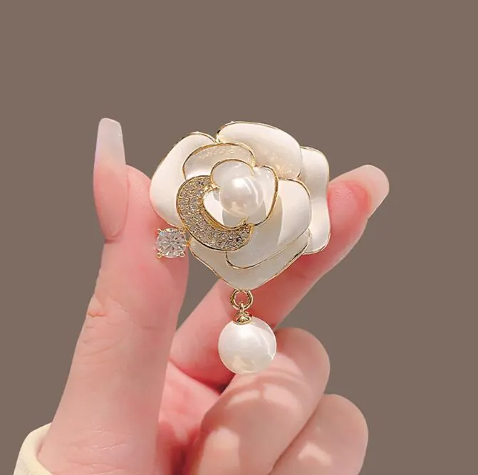 Élégante Broche Fleur De Camélia En Alliage Émaillé Pour Femmes Bijoux Vintage Plaqué Or Avec Künstliche Perle D'Imitation Et Zircone Cadeau