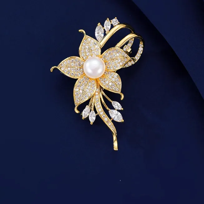 Eleganter Legierung Blumen Brosche Große Imitationsperle Strass Eingelegt Floral Pin Damen Hochzeit Bankett Schmuck Zubehör