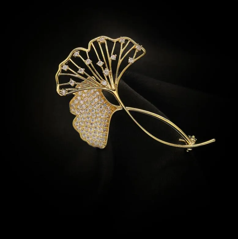 Eleganter Ginkgoblatt Legierung Brosche Gold Vergoldet Strass Pflanzen Design Anzug Korsage Luxus Mode Schmuck Damen