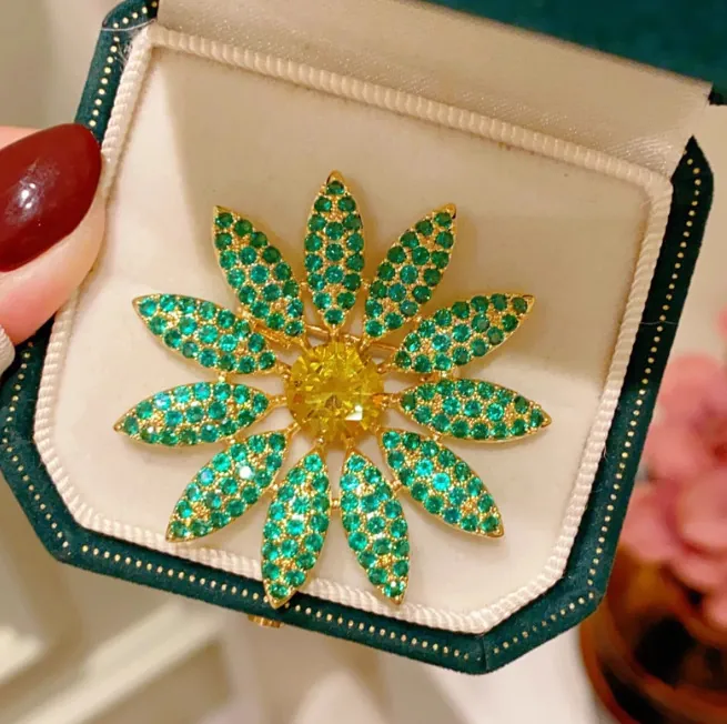 Luxury Alloy Zirconia Flower Brooch Elegant 12 Petals Rhinestone Corsage For Women Wedding Party Clothing Accessory