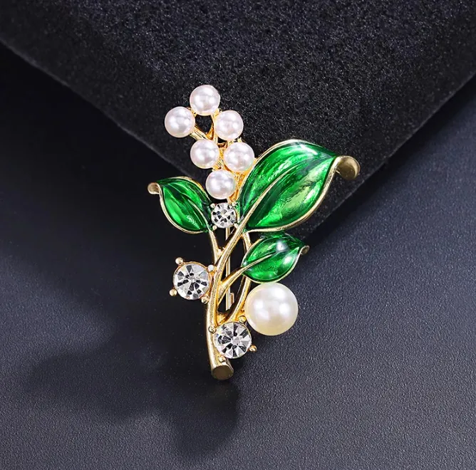 Elegante Spilla Mughetto Foglia di Smalto Verde Perla Artificiale Bianca Strass Lega Spilla Pianta per Donna Accessori Moda