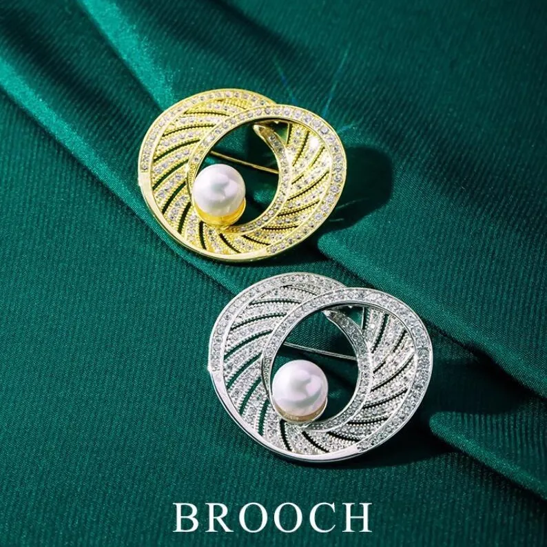 Elegant Artificial Pearl Brooch Alloy Rhinestone Inlaid Spiral Circular Pin For Women Outerwear Coat Decoration Wedding Party Accessory