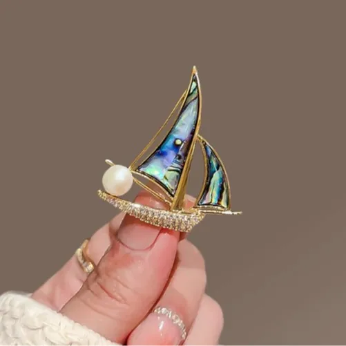 Broche Voilier en Alliage d'Or Strass Künstliche Perle Coquille d'Abalone Nautique pour Femmes Hommes Cadeau Bijoux de Mode