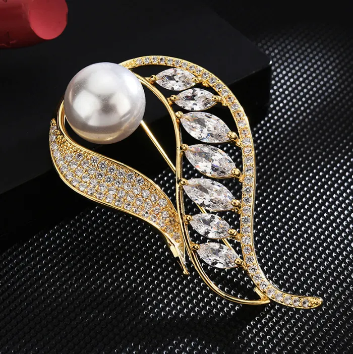Broche Élégante en Alliage d'Or Künstliche Perle Feuille Strass Plume Épingle pour Femme Mariage Banquet Costume Robe Accessoire Décoratif