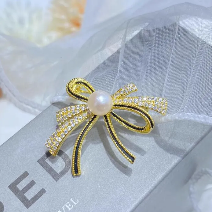 Vintage Elegant Bowknot Artificial Pearl Rhinestone Brooch For Women Luxury Gold Alloy Ribbon Brooch Pin Wedding Party Accessories