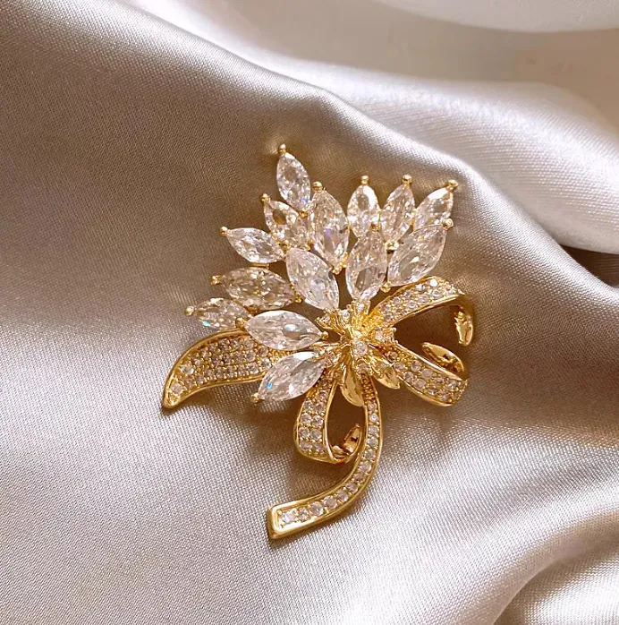 Elegant Maple Leaf Brooch Pin For Women Inlaid With Rhinestones Luxury Alloy Gold Color Floral Breastpin Jewelry Accessory