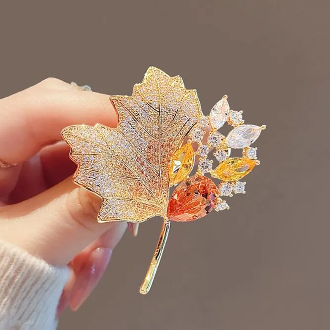 Vintage Alloy Rhinestone Maple Leaf Brooch For Women Luxury Crystal Plant Breastpin Hollow Design Wedding Accessory Jewelry