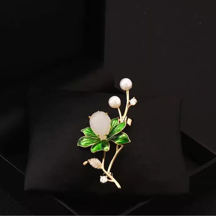 Vintage Lotus Flower Brooch Pin Alloy Green Enamel Leaf White Artificial Pearl Rhinestone Breastpin For Women Wedding Party Clothing Accessory