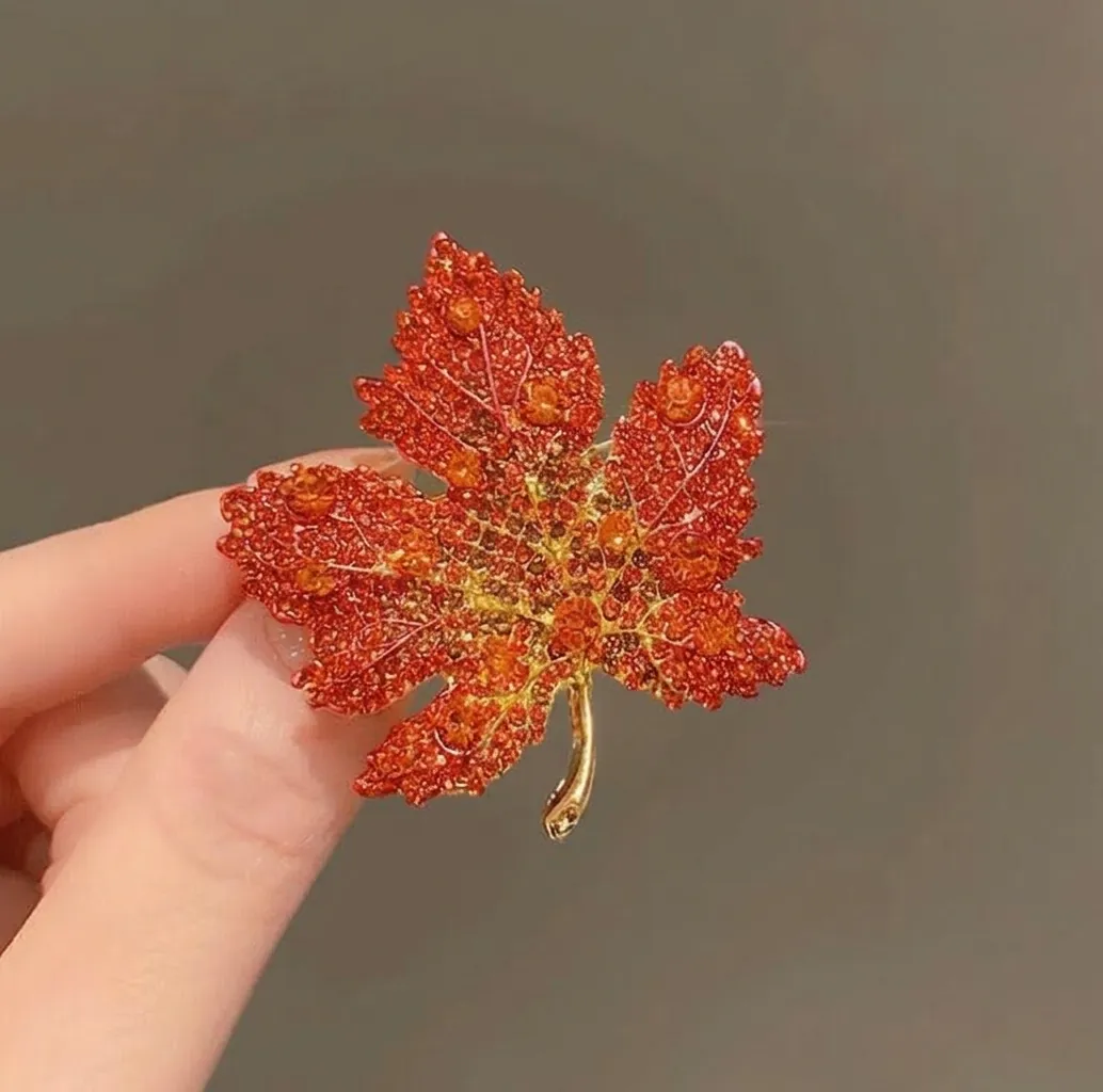 Vintage Luxury Alloy Rhinestone Maple Leaf Brooch Pin For Women Elegant Autumn Style Wedding Banquet Jewelry Accessory
