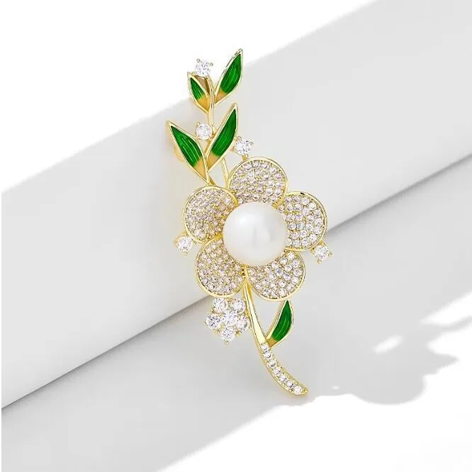 Élégante Broche Fleur en Alliage d'Or Avec Grande Künstliche Perle Blanche et Feuille d'Émail Vert Épingle Zircone Vintage pour Femmes