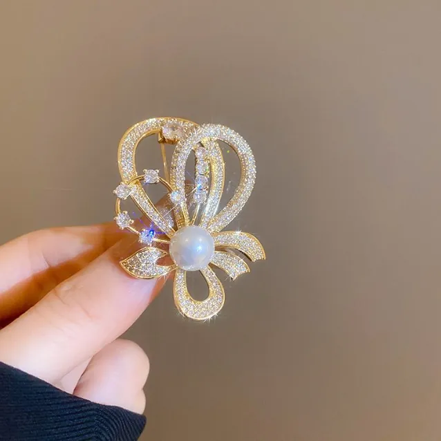Elegante Palast Stil Schleife Brosche Gold Legierung Voll Zirkonia Mit Kunstperle Brosche Für Damen Hochzeit Bankett Party Schmuck