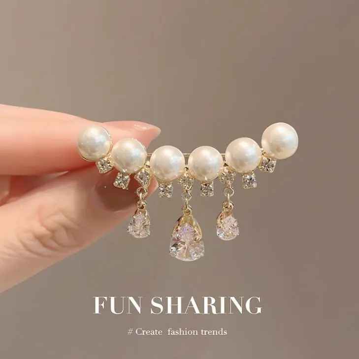 Élégante Broche Gland en Alliage Künstliche Perle et Zircone Forme de Fleur de Luxe Épingle Plaqué Or pour Femmes Robe Bijoux