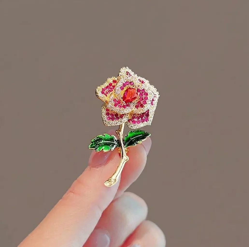 Exquisite Alloy Rhinestone Rose Brooch For Women Vintage Gold Flower Corsage Elegant Floral Pin For Suit Accessories Banquet Jewelry