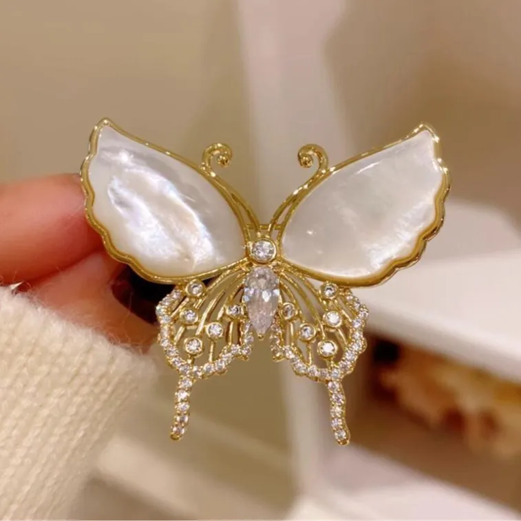 Elegante Broche de Mariposa Vintage Francés para Mujer Nácar Blanco Concha Strass Incrustado Tono Dorado Pin Animal Joyería