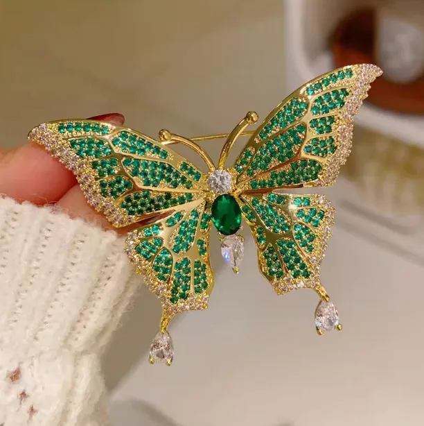 French Vintage Emerald Butterfly Brooch Elegant Zinc Alloy Rhinestone Breastpin For Women Suit Coat Accessories Jewelry Gift