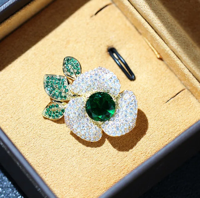 Broche Fleur de Camélia Élégante pour Femme en Alliage avec Strass Épingle Rose Anti-exposition Bijoux de Mode Décoratifs
