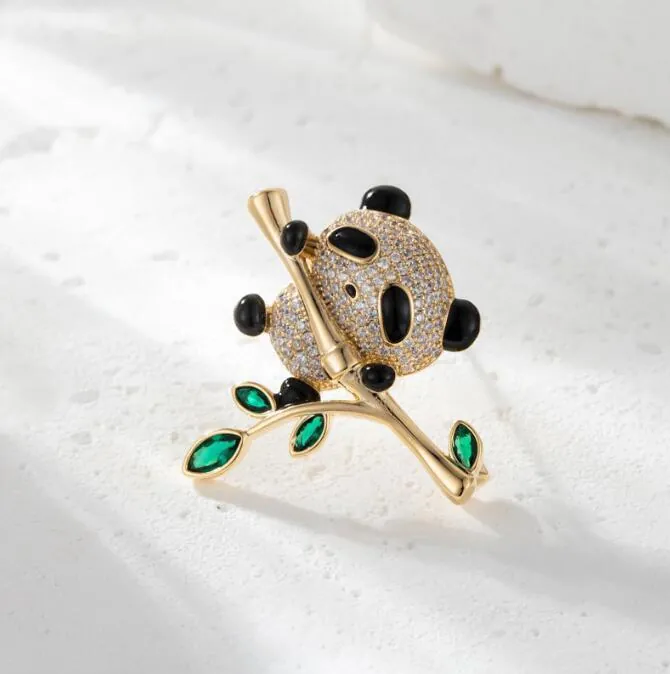 Broche Panda Mignonne de Style Chinois Avec Branche de Bambou Alliage Plaqué Or Strass Épingle Animal Bijoux Cadeau Pour Femmes