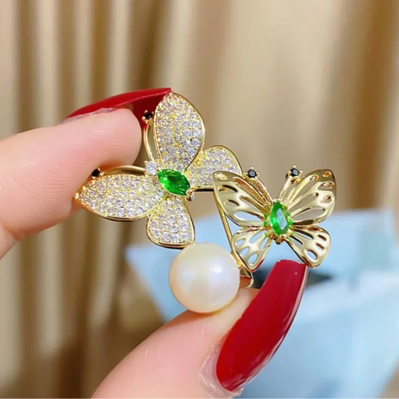 Eleganter Doppelter Schmetterling Künstliche Perlenbrosche Vergoldete Zinklegierung Grüner Zirkonia Anstecknadel Für Damen Anzug Mantel Schmuck